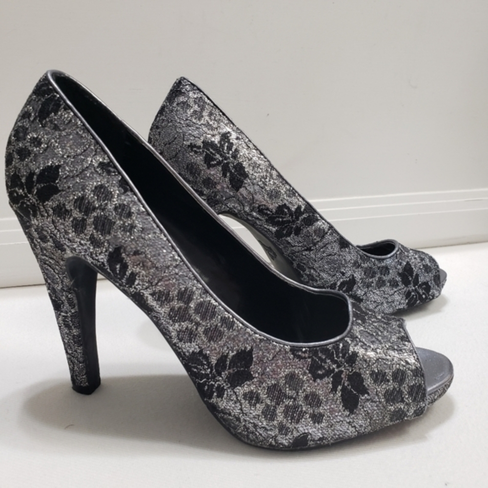 Princess VERA WANG Lace and Glitter Peep Toe 4.5 Inch Heel Dress Shoe